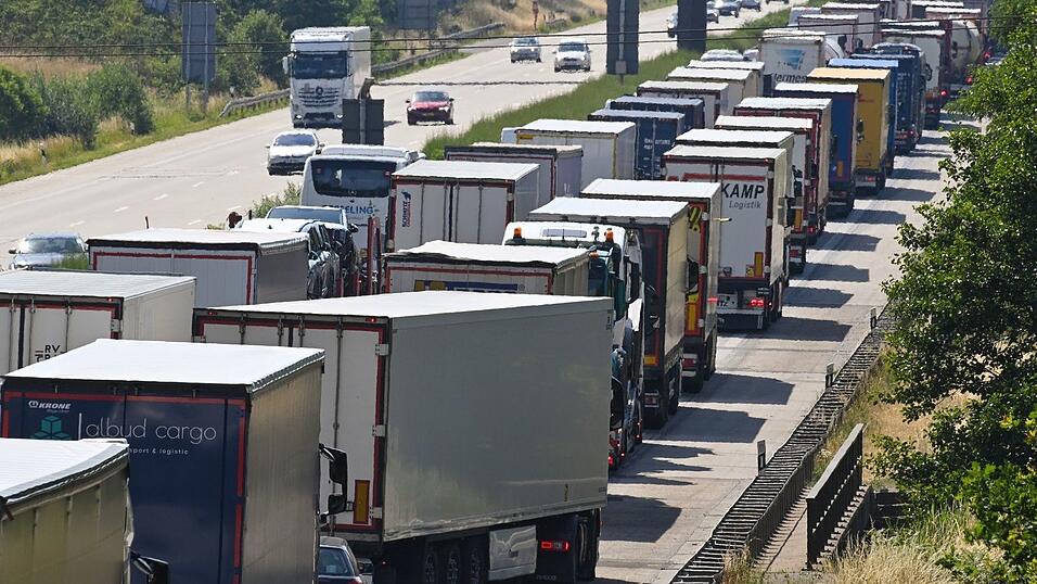 Der ADAC sagt für das Wochenende eine hohe Staugefahr voraus. (Archivbild) Der ADAC sagt für das Wochenende eine hohe Staugefahr voraus. (Archivbild)