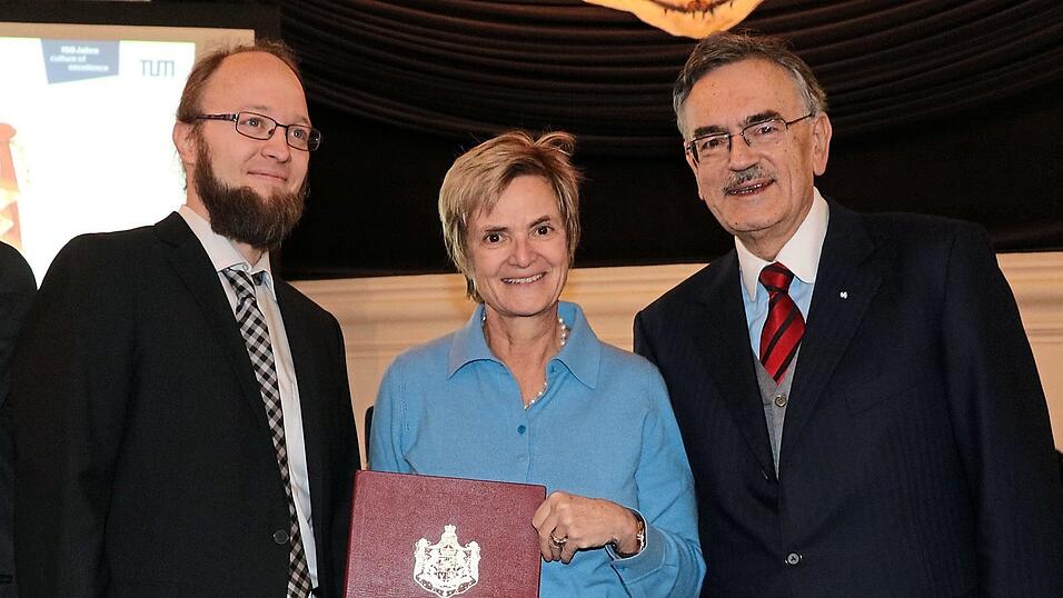Preisträger Mathias Neumann, Fürstin Gloria von Thurn und Taxis und TU-Präsident Wolfgang Herrmann.