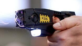 Die Polizei möchte mehr Taser einsetzen.