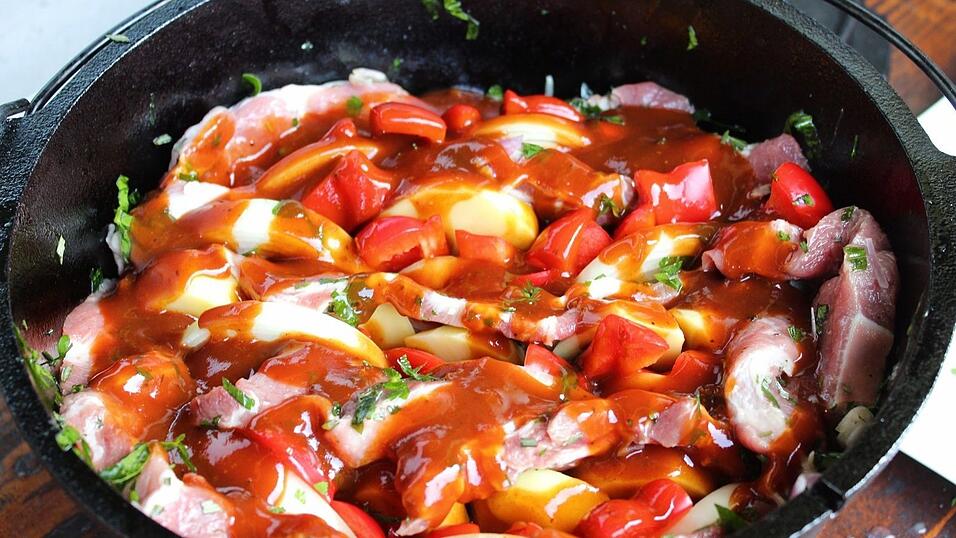 Im Dutch Oven wird das Schichtfleisch von oben und unten mit Briketts befeuert. Das Gericht gelingt aber genauso gut auch im Backofen Im Dutch Oven wird das Schichtfleisch von oben und unten mit Briketts befeuert. Das Gericht gelingt aber genauso gut auch im Backofen