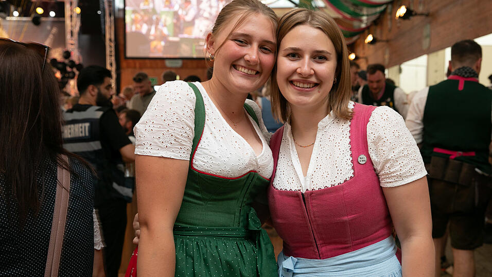 Echte Blasmusikfans lie&szlig;en sich den Montagabend im Festzelt Weckmann nicht entgehen.