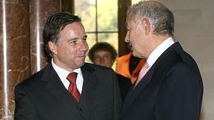 2008: Ministerpräsident Günther Beckstein überreicht die Ernennungsurkunde an Wirtschaftsstaatssekretär Markus Sackmann.