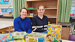 „Qualitativ hochwertige Spiele sind meist langlebig, sodass man sie auch gebraucht kaufen kann“, sagen Monika Ederer, Leiterin der Schulvorbereitenden Einrichtung, und ihre Kollegin Beatrix Gulyásné-Nichter (r.). „Qualitativ hochwertige Spiele sind meist langlebig, sodass man sie auch gebraucht kaufen kann“, sagen Monika Ederer, Leiterin der Schulvorbereitenden Einrichtung, und ihre Kollegin Beatrix Gulyásné-Nichter (r.).