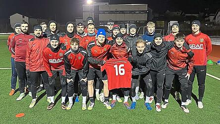 Sch&ouml;ne Geste: Die Fu&szlig;baller des 1. FC Bad K&ouml;tzting pr&auml;sentieren Jan Hoseks Trikot und denken an ihren erkrankten Mitspieler.