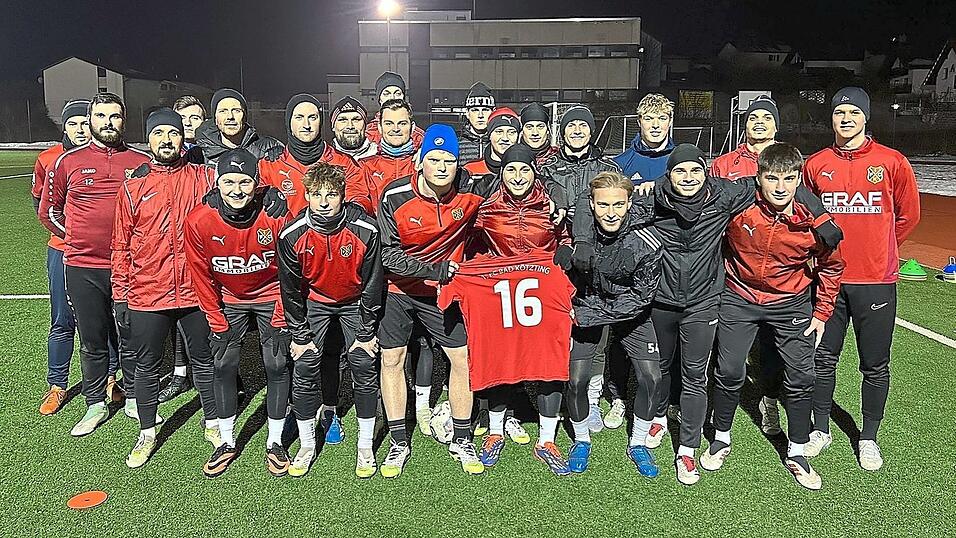 Schöne Geste: Die Fußballer des 1. FC Bad Kötzting präsentieren Jan Hoseks Trikot und denken an ihren erkrankten Mitspieler. Schöne Geste: Die Fußballer des 1. FC Bad Kötzting präsentieren Jan Hoseks Trikot und denken an ihren erkrankten Mitspieler.