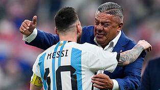 Verbandsboss Claudio Tapia kündigt eine Ehrung für Lionel Messi an. (Archivbild) Verbandsboss Claudio Tapia kündigt eine Ehrung für Lionel Messi an. (Archivbild)