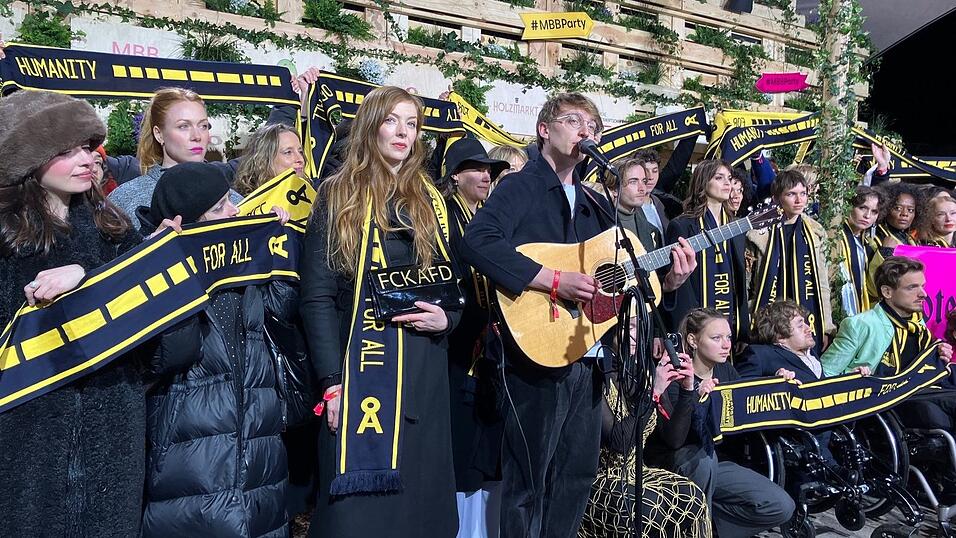 Bei der Protestaktion hielten die Prominenten Schals von SOS Humanity hoch.