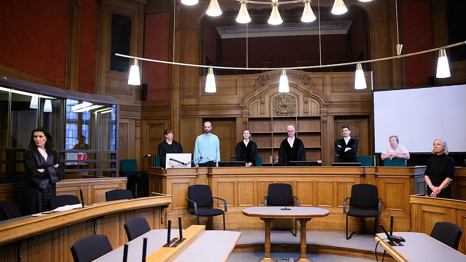 Der Mordprozess gegen eine 37-Jährigen beginnt nach dem grausamen Tod der Partnerin und gemeinsamen Töchtern.