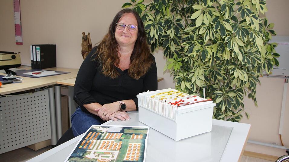 Kerstin Hastreiter kümmert sich im Rathaus um die Digitalisierung der drei Friedhöfe. In Weiding gibt es 207 Grabstellen, in Dalking 217 und auf dem Friedhof Gleißenberg 218. Kerstin Hastreiter kümmert sich im Rathaus um die Digitalisierung der drei Friedhöfe. In Weiding gibt es 207 Grabstellen, in Dalking 217 und auf dem Friedhof Gleißenberg 218.