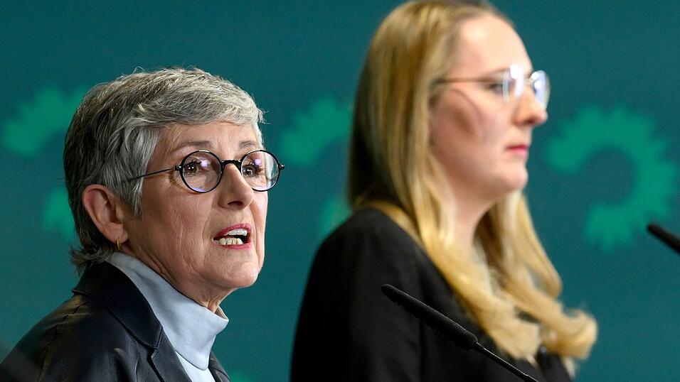 Die Krankenkassenbeitr&auml;ge k&ouml;nnten sinken, rechnen die Fraktionsvorsitzenden der Gr&uuml;nen, Britta Ha&szlig;elmann und Katharina Dr&ouml;ge, vor.