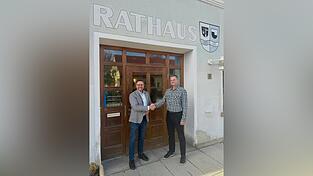 Im Rahmen einer Gesprächsstunde tauschten sich der Landtagsabgeordnete Gerhard Hopp (l.) und Bürgermeister Mario Höcherl über die vielseitigen Belange der Gemeinde Miltach aus. Im Rahmen einer Gesprächsstunde tauschten sich der Landtagsabgeordnete Gerhard Hopp (l.) und Bürgermeister Mario Höcherl über die vielseitigen Belange der Gemeinde Miltach aus.