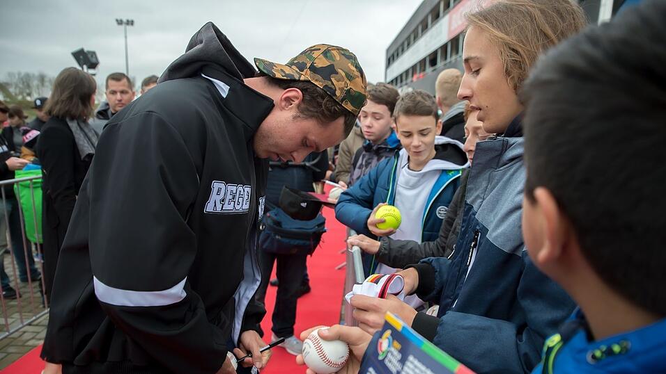 Baseball-Superstar Max Kepler war am Samstag zu Gast in Regensburg. Baseball-Superstar Max Kepler war am Samstag zu Gast in Regensburg.
