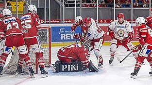 Die Landshuter - hier David Zucker (5.v.li.) und John Rogl - tauchten vor allem im zweiten Durchgang immer wieder ebenso energisch wie brandgefährlich vor dem finnischen Eisbären-Keeper Eetu Laurikainen auf.