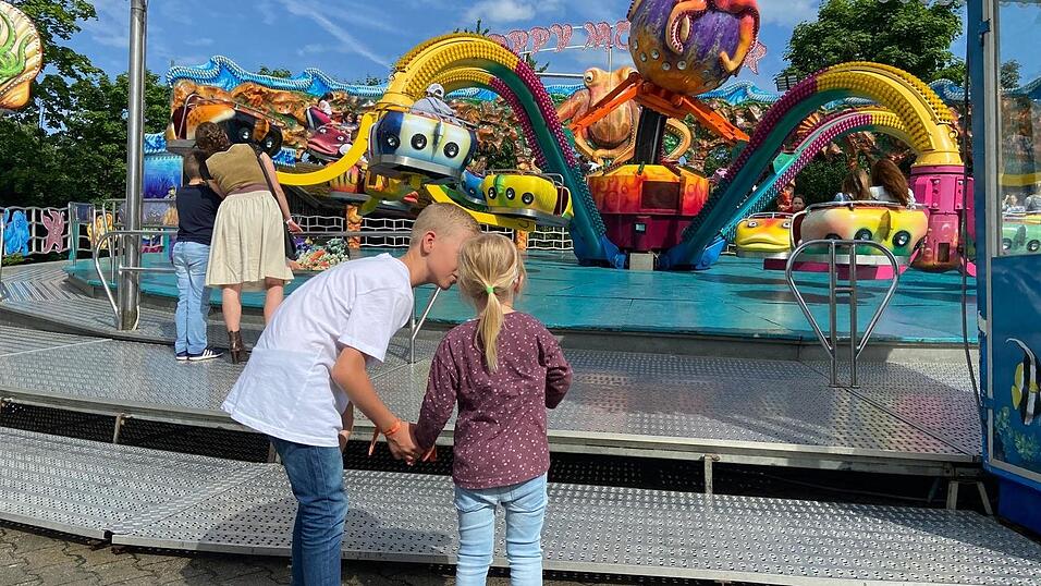 Der H&ouml;hepunkt des Tages war f&uuml;r die kleinen Besucher die Fahrgesch&auml;fte, mit denen sie rund um die Uhr fahren konnten.