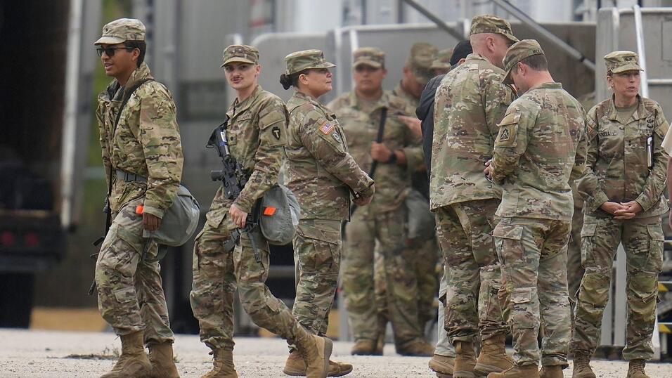Nationalgardisten aus Texas sind nach Illinois gereist. Ob sie dort auch zum Einsatz kommen, ist unklar.