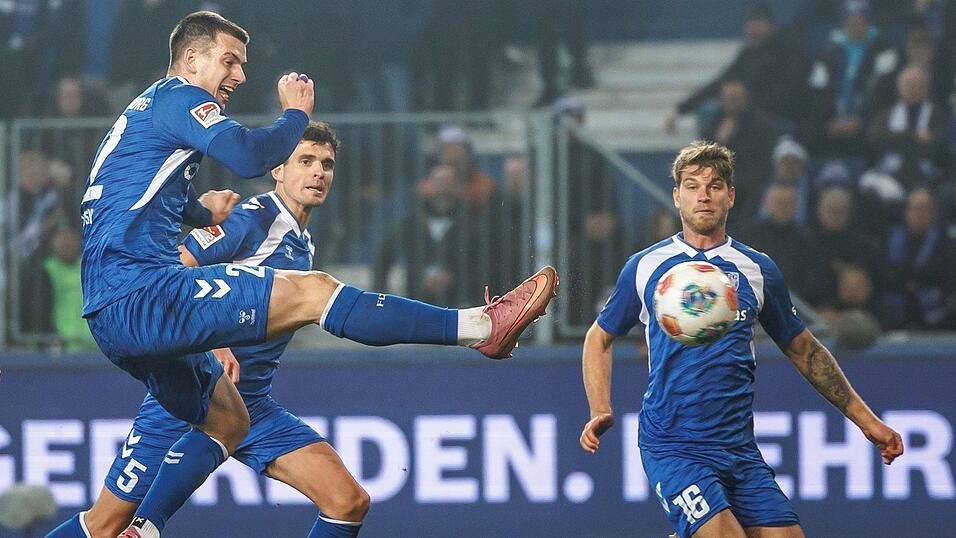 Mateusz Zukowski (l) trifft artistisch zum 1:0.