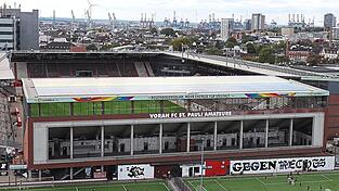 Das Stadion des FC St. Pauli mit der neuen Solaranlage in Regenbogen-Farben. Die Beschichtungen stammen von der Firma AGC Interpane, die auch eine Niederlassung in Plattling hat.