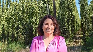 Ruth Müller am Rande ihrer bevorzugten Walking-Strecke. An Mais- und Hopfenfeldern entlang kommt sie zum Abschalten vom stressigen Politbetrieb. Ruth Müller am Rande ihrer bevorzugten Walking-Strecke. An Mais- und Hopfenfeldern entlang kommt sie zum Abschalten vom stressigen Politbetrieb.