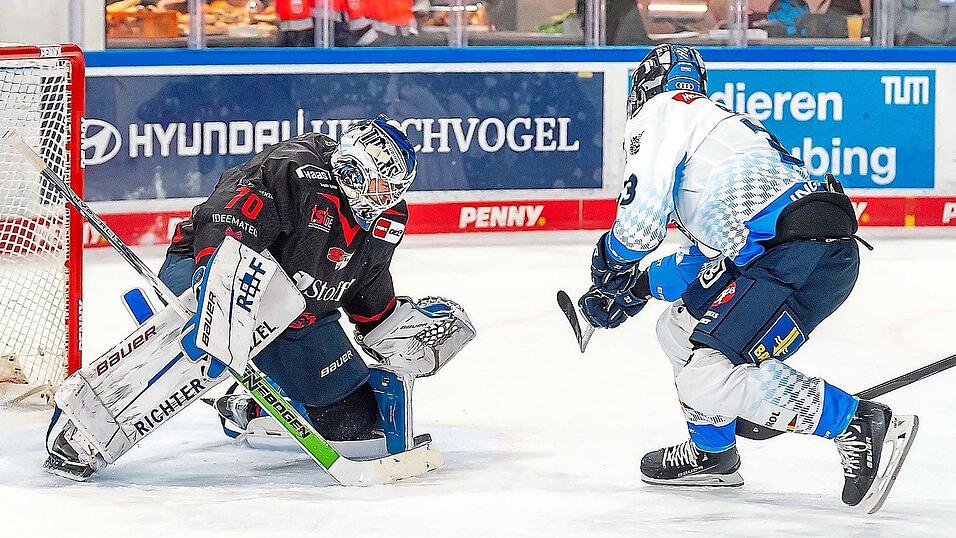 Die Straubing Tigers (in Schwarz) mussten zwei Gegentore in Unterzahl hinnehmen. Die Straubing Tigers (in Schwarz) mussten zwei Gegentore in Unterzahl hinnehmen.