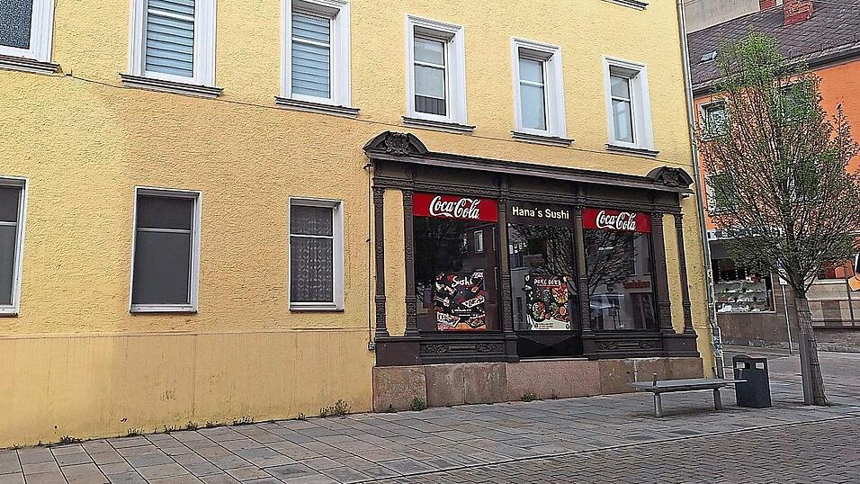 Im Freien soll man Sushi essen können. Das sieht auch der Chamer Bauausschuss so und winkt den Antrag durch. Auf dem Gehweg der Fuhrmannstraße dürfen Tische und Stühle aufgebaut werden, der Gehweg muss jedoch passierbar bleiben. Im Freien soll man Sushi essen können. Das sieht auch der Chamer Bauausschuss so und winkt den Antrag durch. Auf dem Gehweg der Fuhrmannstraße dürfen Tische und Stühle aufgebaut werden, der Gehweg muss jedoch passierbar bleiben.