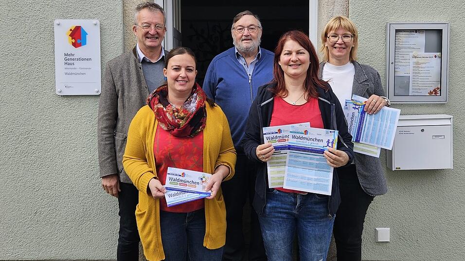 Im Beisein von Bürgermeister Markus Ackermann (links) und Alois Nock vom Trägerverein stellten Stephanie Haberl, Barbara Konering und MGH-Projektleiterin Susanne Nock (von links) das neue Programm vor. Im Beisein von Bürgermeister Markus Ackermann (links) und Alois Nock vom Trägerverein stellten Stephanie Haberl, Barbara Konering und MGH-Projektleiterin Susanne Nock (von links) das neue Programm vor.