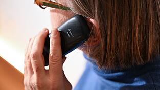 Manchmal klingelt das Telefon und jemand von einer Werbehotline ist dran - das geht vielen Bundesb&uuml;rgern auf die Nerven. (Symbolbild)