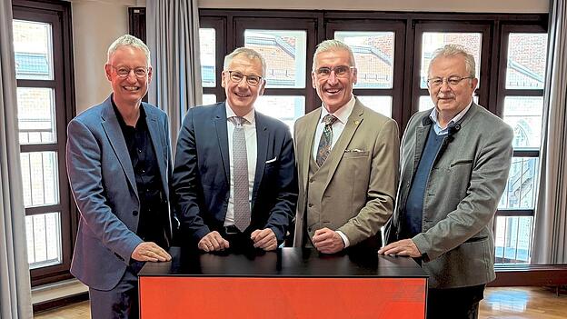 Die Verwaltungsratsvorsitzenden Oberb&uuml;rgermeister Markus Pannermayr, Landrat Werner Bumeder und Landrat Josef Laumer gratulierten dem Vorstandsvorsitzenden Walter Strohmaier zum Jubil&auml;um.