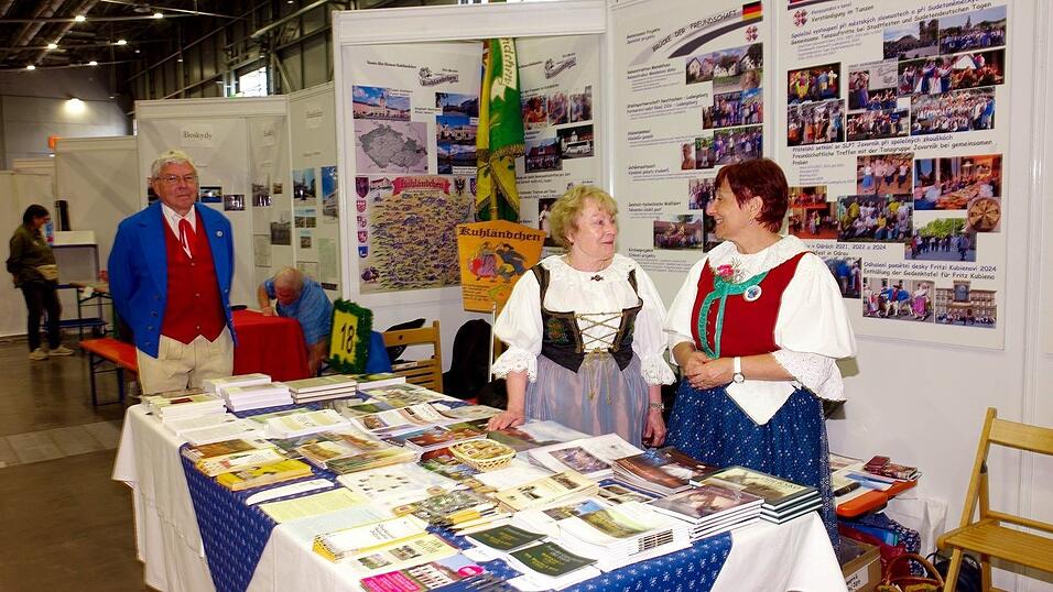 St&auml;nde pr&auml;sentieren Brauchtum und Kultur der Vertriebenen und ihrer Heimatregionen beim Sudetendeutschen Tag auf dem Messegel&auml;nde.
