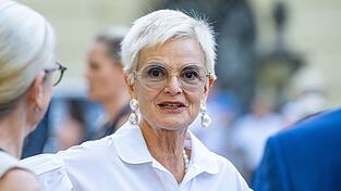 Gloria Fürstin von Thurn und Taxis mischte sich bei der Premiere der Schlossfestspiele in Regensburg unter das Publikum. Gloria Fürstin von Thurn und Taxis mischte sich bei der Premiere der Schlossfestspiele in Regensburg unter das Publikum.