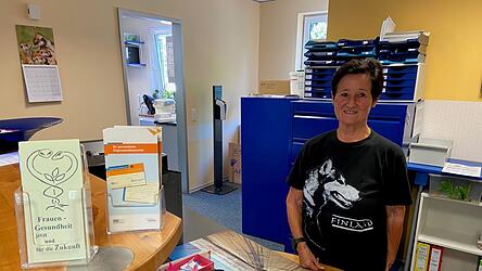 Frauenärztin Dr. Marion Bornhaupt hat aus wirtschaftlichen Gründen ihre KV-Zulassung zurückgegeben und behandelt ab August nur noch Selbstzahler und Privatpatientinnen. Frauenärztin Dr. Marion Bornhaupt hat aus wirtschaftlichen Gründen ihre KV-Zulassung zurückgegeben und behandelt ab August nur noch Selbstzahler und Privatpatientinnen.