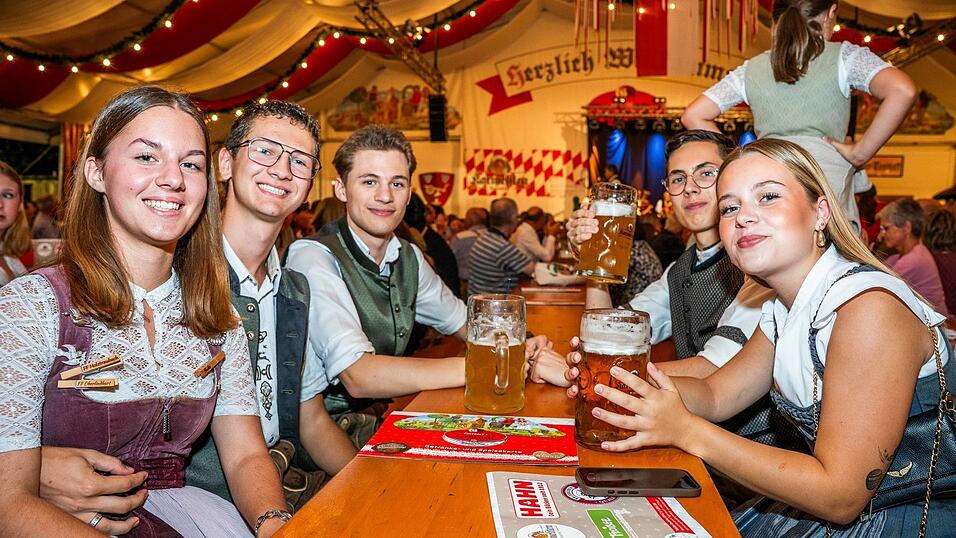 Die Partybilder vom Montag, 17. August, aus dem Festzelt Greindl. Die Partybilder vom Montag, 17. August, aus dem Festzelt Greindl.