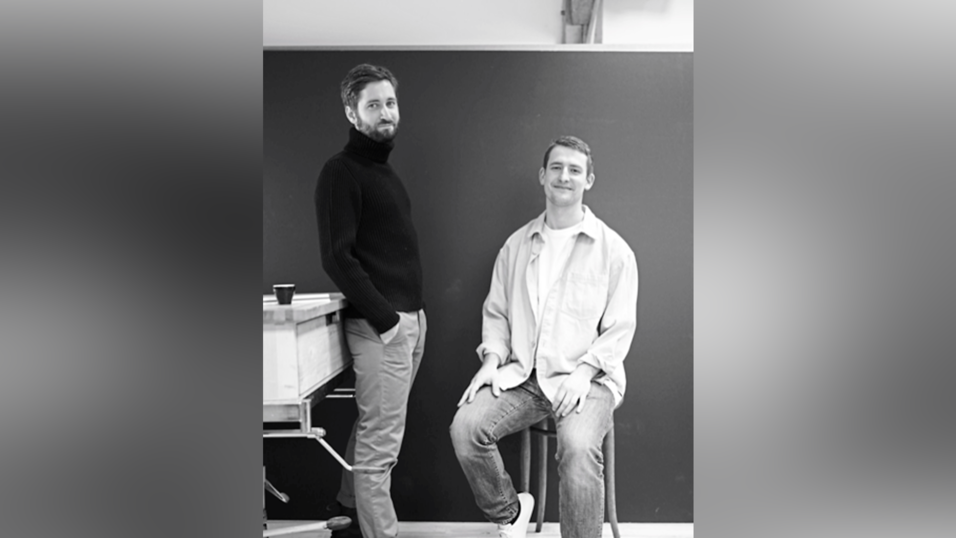 Vincent Urban (rechts) und Philipp Schendt betreiben in Ettersdorf die Schreinerei 'Elements|Of'. Vincent Urban (rechts) und Philipp Schendt betreiben in Ettersdorf die Schreinerei 'Elements|Of'.