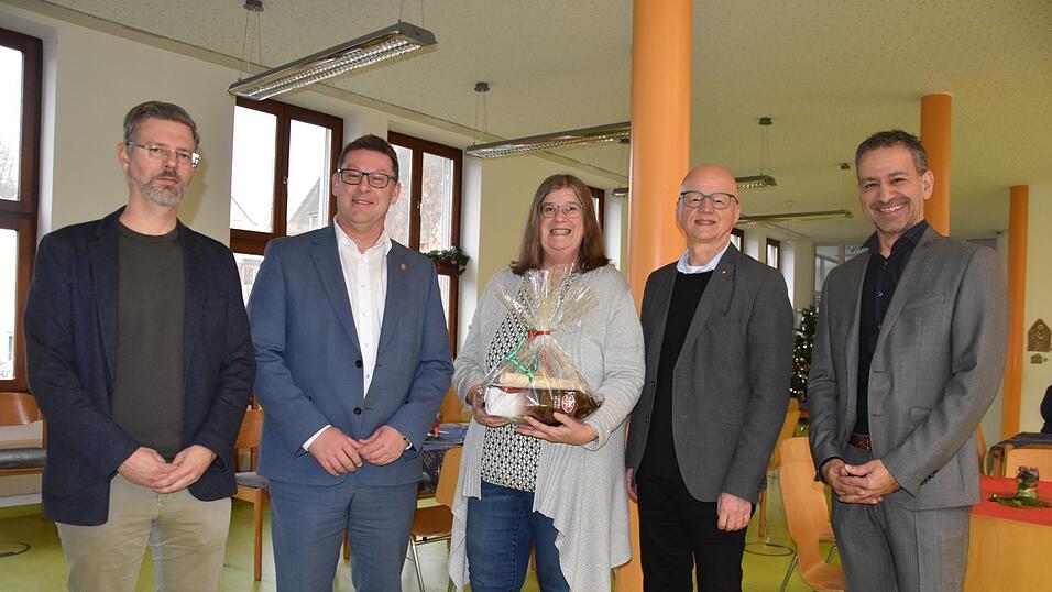 Bürgermeister Helmut Fichtner (2.v.l.) überreichte Leiterin Dorothee Herold zum Jubiläum ein Präsent; mit im Bild Stefan Killian, Abteilungsleiter für Soziale Dienste der Caritas Kelheim (links), Caritas-Vorstand Hubert König (2.v.l.), und Grundschulrektor Tobias Barwanietz (rechts). Bürgermeister Helmut Fichtner (2.v.l.) überreichte Leiterin Dorothee Herold zum Jubiläum ein Präsent; mit im Bild Stefan Killian, Abteilungsleiter für Soziale Dienste der Caritas Kelheim (links), Caritas-Vorstand Hubert König (2.v.l.), und Grundschulrektor Tobias Barwanietz (rechts).