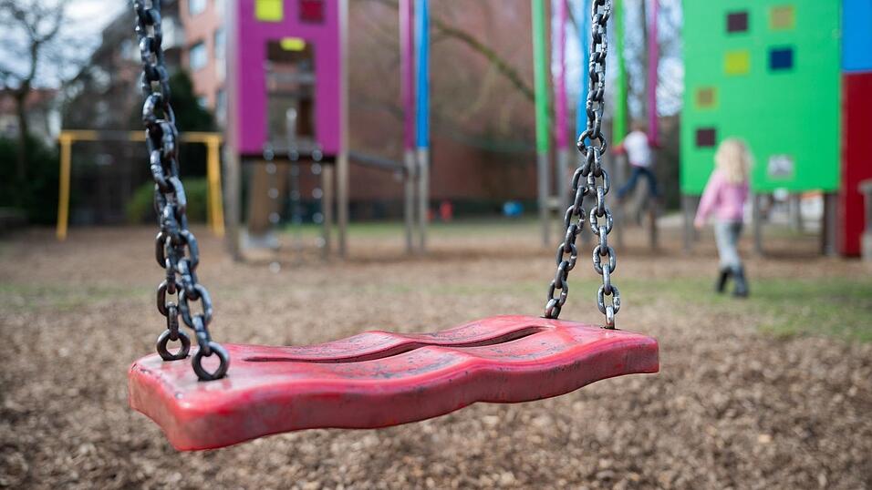 In Kempten durften Kinder bis zehn Jahre nur in Begleitung von Eltern oder älteren Jugendlichen auf den Spielplatz. Das ist nicht zulässig, sagen Verfassungsrichter. (Symbolbild) In Kempten durften Kinder bis zehn Jahre nur in Begleitung von Eltern oder älteren Jugendlichen auf den Spielplatz. Das ist nicht zulässig, sagen Verfassungsrichter. (Symbolbild)