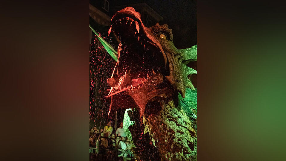 Der Drache blutet aus. Der Drache blutet aus.