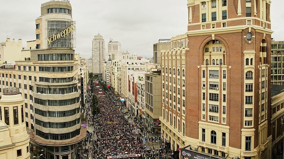Zehntausende haben am Wochenende in Spanien wie hier in der Hauptstadt Madrid gegen die Wohnungsnot demonstriert. (Archivbild) Zehntausende haben am Wochenende in Spanien wie hier in der Hauptstadt Madrid gegen die Wohnungsnot demonstriert. (Archivbild)