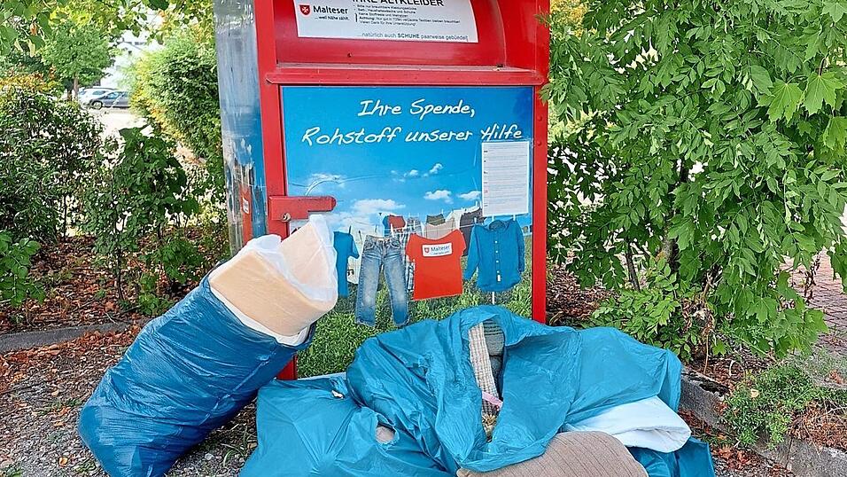 'Leider kommt das immer wieder vor', sagt Josef Brandl. Der ehrenamtliche Gesch&auml;ftsf&uuml;hrer der R&ouml;tzer Malteser &auml;rgert sich &uuml;ber die illegalen M&uuml;llentsorgungen am Altkleidercontainer beim Feuerwehrhaus.