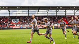 Frenetischer Jubel bei Torschütze und Geburtstagskind Noel Eichinger (links) und seinen Mannschaftskameraden nach dem Last-Minute-Treffer der Jahnelf im Ingolstädter Audi-Sportpark. 