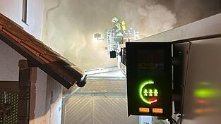 Die Einsatzkräfte der Feuerwehr verhinderten, dass das Feuer auf das Wohnhaus übergriff.