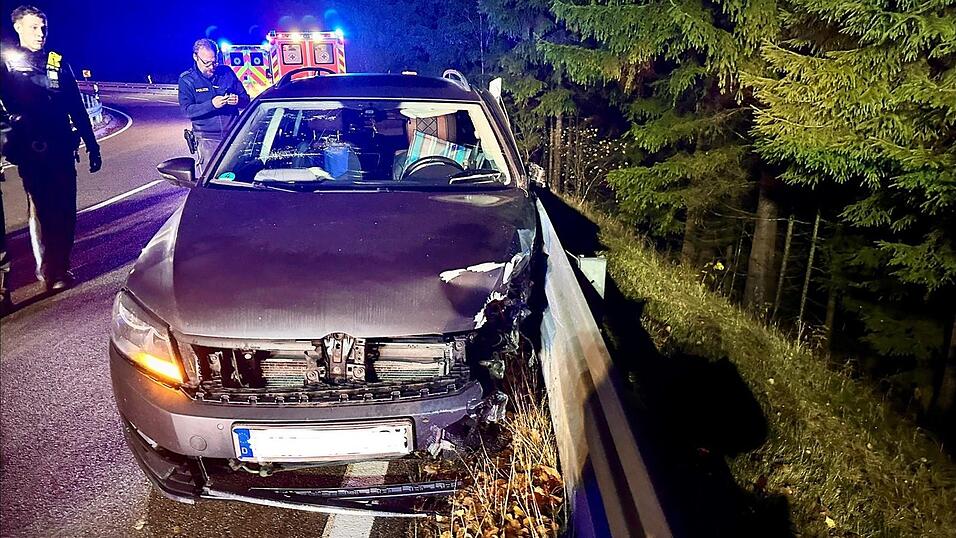 Totalschaden entstand an dem VW, mit dem ein 55-jähriger Further betrunken und einer Geschwindigkeit von 120 km/h in der S-Kurve in die Leitplanke gedonnert ist.