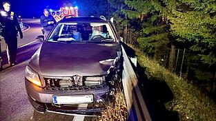 Totalschaden entstand an dem VW, mit dem ein 55-jähriger Further betrunken und einer Geschwindigkeit von 120 km/h in der S-Kurve in die Leitplanke gedonnert ist.