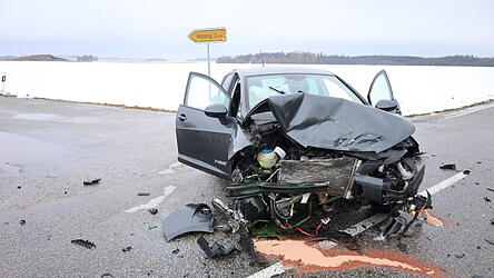 Weil die Fahrerin dieses schwarzen Seat die Vorfahrt missachtete, kam es zu einem schweren Zusammensto&szlig;.