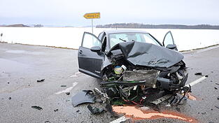 Weil die Fahrerin dieses schwarzen Seat die Vorfahrt missachtete, kam es zu einem schweren Zusammenstoß. Weil die Fahrerin dieses schwarzen Seat die Vorfahrt missachtete, kam es zu einem schweren Zusammenstoß.