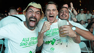 Aus Sicht der deutschen Fans ging der Abend gut aus. Am Ende konnten sie einen 2:1-Sieg gegen die Elfenbeinküste bejubeln. Aus Sicht der deutschen Fans ging der Abend gut aus. Am Ende konnten sie einen 2:1-Sieg gegen die Elfenbeinküste bejubeln.