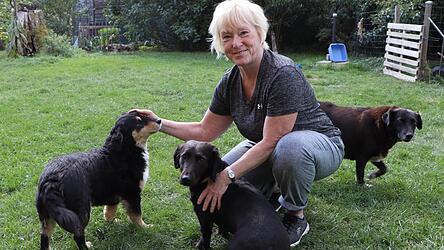 Michaela Kl&auml;ge mit ihren Hunden Max, Seppi und Lia im Garten. Lia lie&szlig; sich noch im Tierheim in Rum&auml;nien kaum anfassen. Kl&auml;ge hat sie erfolgreich vermittelt, bald ist Lia bei ihren neuen Besitzern.