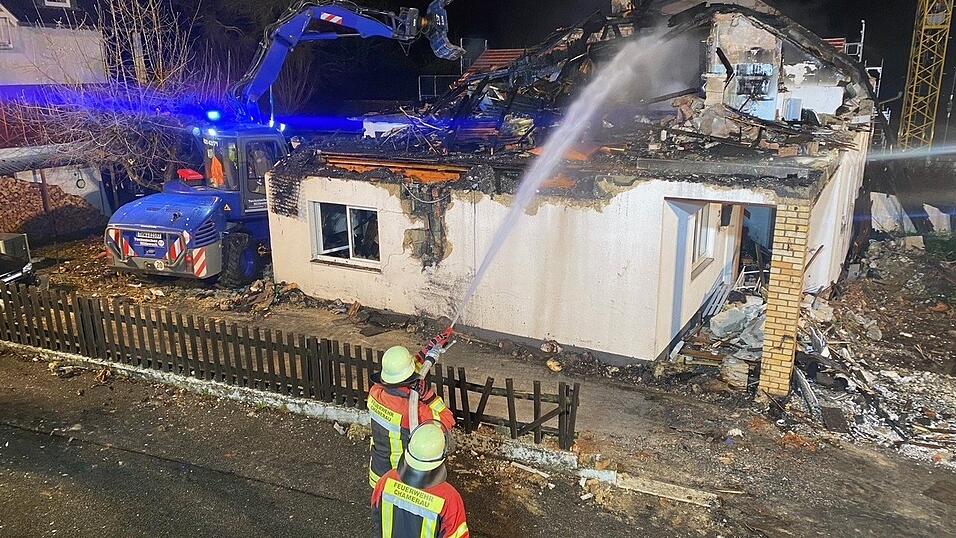 Am Freitag starteten bereits die Aufr&auml;umarbeiten. Der Schutt wurde zum Feuerwehrhaus gebracht.