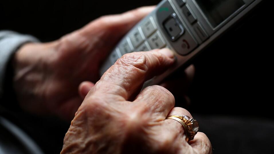 Unbekannte geben sich gegen&uuml;ber einer Seniorin als Polizeibeamte aus und erbeuten Bargeld und Wertgegenst&auml;nde. (Symbolbild)