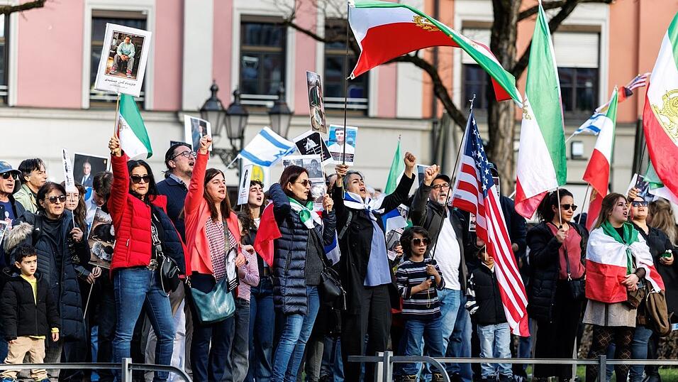 Auch in anderen deutschen St&auml;dten gegen Menschen gegen die iranische Regierung auf die Stra&szlig;e, etwa in Berlin, Hamburg und Frankfurt.