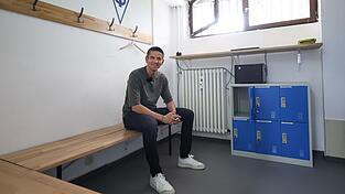 Hier hat alles angefangen: Deniz Aytekin in der Schiedsrichter-Kabine des TSV Altenberg.