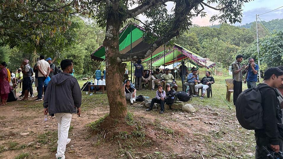 Überlebende der Sturzflut in Nepal finden Schutz in einem Armeecamp. Überlebende der Sturzflut in Nepal finden Schutz in einem Armeecamp.